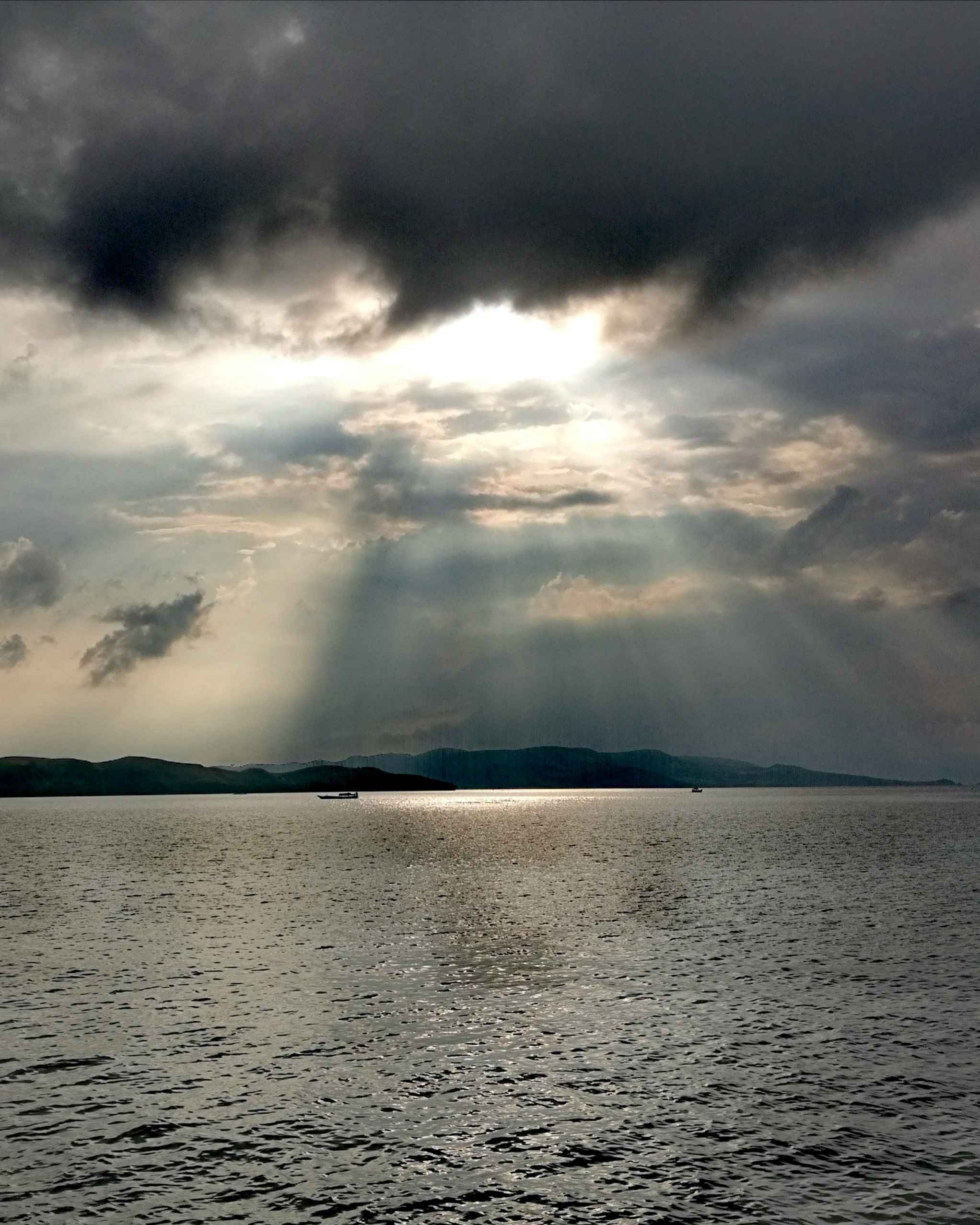 远处乌云密布,大海很任性